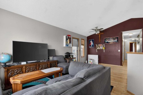 40 Erin Circle Se, Calgary, AB - Indoor Photo Showing Living Room