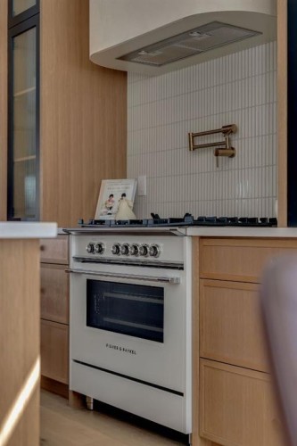 512 29 Avenue Nw, Calgary, AB - Indoor Photo Showing Kitchen