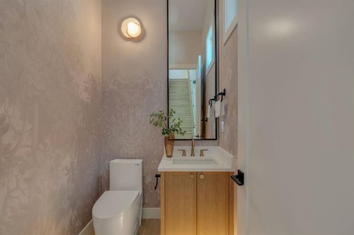 512 29 Avenue Nw, Calgary, AB - Indoor Photo Showing Bathroom