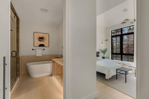 512 29 Avenue Nw, Calgary, AB - Indoor Photo Showing Bathroom