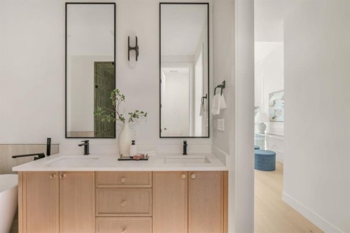 512 29 Avenue Nw, Calgary, AB - Indoor Photo Showing Bathroom