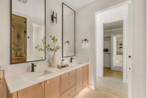 512 29 Avenue Nw, Calgary, AB - Indoor Photo Showing Bathroom