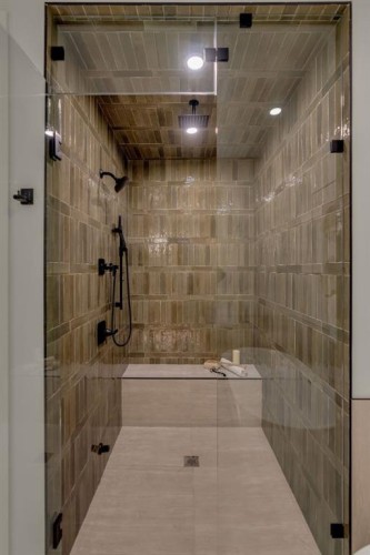 512 29 Avenue Nw, Calgary, AB - Indoor Photo Showing Bathroom