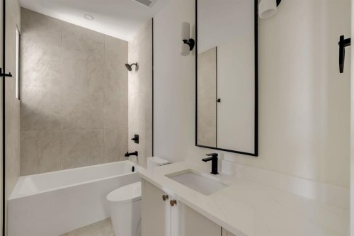 512 29 Avenue Nw, Calgary, AB - Indoor Photo Showing Bathroom