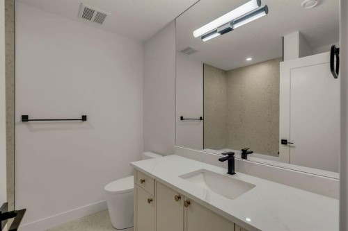 512 29 Avenue Nw, Calgary, AB - Indoor Photo Showing Bathroom