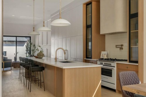 512 29 Avenue Nw, Calgary, AB - Indoor Photo Showing Kitchen With Upgraded Kitchen