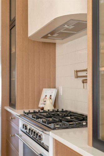 512 29 Avenue Nw, Calgary, AB - Indoor Photo Showing Kitchen