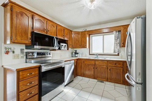 156 Falshire Close Ne, Calgary, AB - Indoor Photo Showing Kitchen
