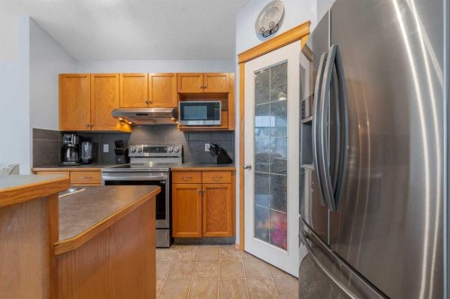 46 Cranberry Green Se, Calgary, AB - Indoor Photo Showing Kitchen