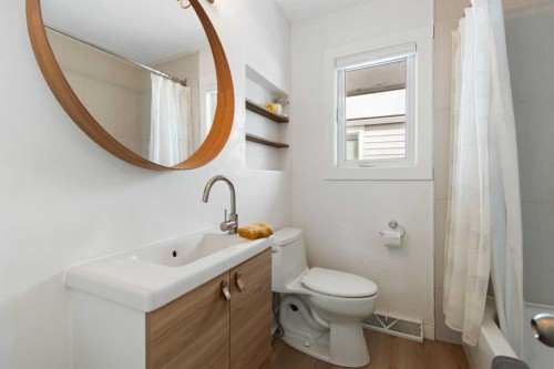 9828 Avalon Road Se, Calgary, AB - Indoor Photo Showing Bathroom