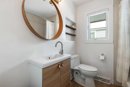 9828 Avalon Road Se, Calgary, AB - Indoor Photo Showing Bathroom