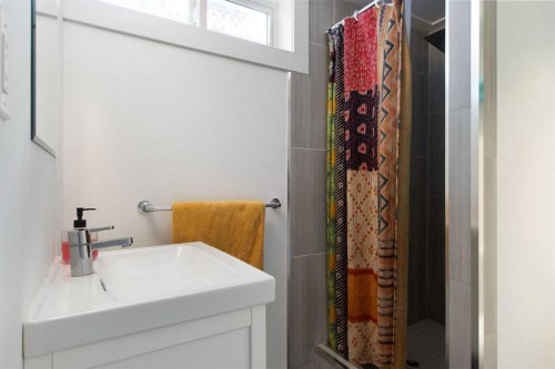 9828 Avalon Road Se, Calgary, AB - Indoor Photo Showing Bathroom