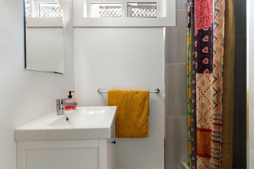 9828 Avalon Road Se, Calgary, AB - Indoor Photo Showing Bathroom