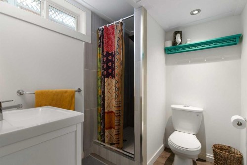 9828 Avalon Road Se, Calgary, AB - Indoor Photo Showing Bathroom