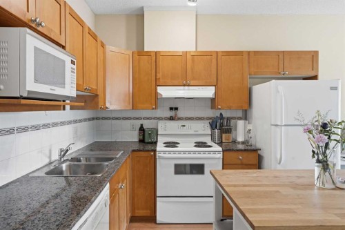 417-333 Riverfront Avenue Se, Calgary, AB - Indoor Photo Showing Kitchen With Double Sink