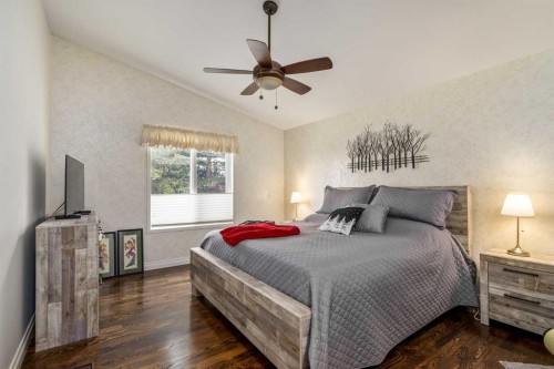 28 Hamptons Rise Nw, Calgary, AB - Indoor Photo Showing Bedroom