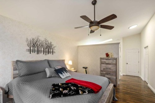 28 Hamptons Rise Nw, Calgary, AB - Indoor Photo Showing Bedroom