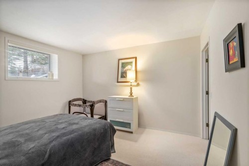 28 Hamptons Rise Nw, Calgary, AB - Indoor Photo Showing Bedroom