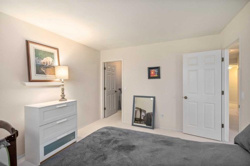 28 Hamptons Rise Nw, Calgary, AB - Indoor Photo Showing Bedroom