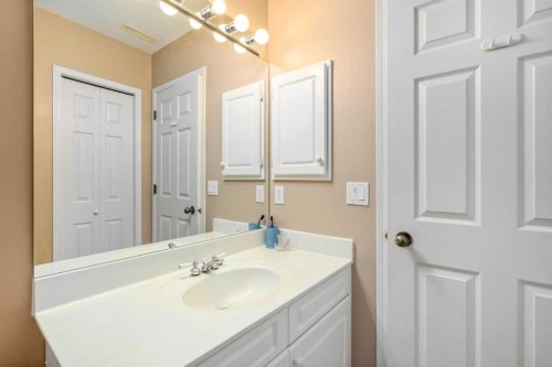 28 Hamptons Rise Nw, Calgary, AB - Indoor Photo Showing Bathroom