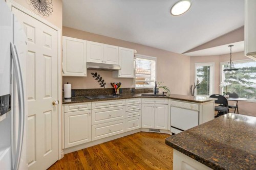 28 Hamptons Rise Nw, Calgary, AB - Indoor Photo Showing Kitchen