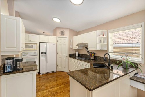 28 Hamptons Rise Nw, Calgary, AB - Indoor Photo Showing Kitchen With Double Sink