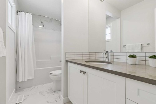 55 Sundown Crescent, Cochrane, AB - Indoor Photo Showing Bathroom