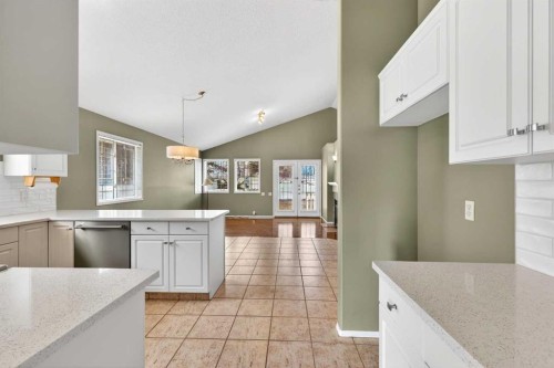 711 Diamond Court Se, Calgary, AB - Indoor Photo Showing Kitchen