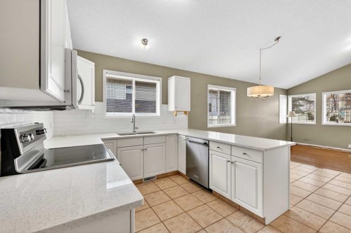 711 Diamond Court Se, Calgary, AB - Indoor Photo Showing Kitchen