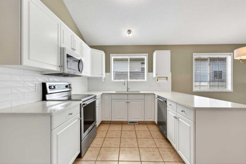 711 Diamond Court Se, Calgary, AB - Indoor Photo Showing Kitchen With Upgraded Kitchen