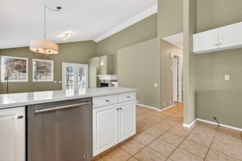 711 Diamond Court Se, Calgary, AB - Indoor Photo Showing Kitchen