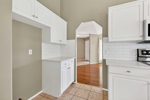 711 Diamond Court Se, Calgary, AB - Indoor Photo Showing Kitchen