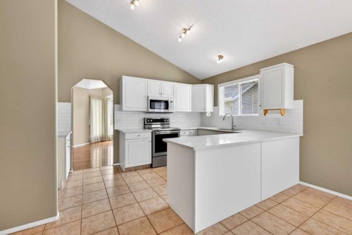 711 Diamond Court Se, Calgary, AB - Indoor Photo Showing Kitchen