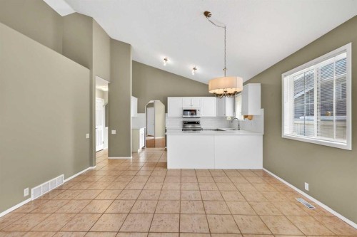 711 Diamond Court Se, Calgary, AB - Indoor Photo Showing Kitchen