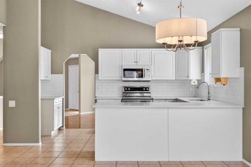 711 Diamond Court Se, Calgary, AB - Indoor Photo Showing Kitchen