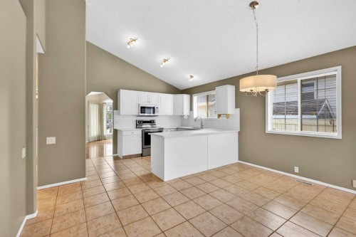 711 Diamond Court Se, Calgary, AB - Indoor Photo Showing Kitchen