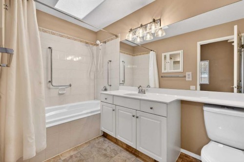 711 Diamond Court Se, Calgary, AB - Indoor Photo Showing Bathroom