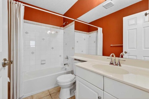 711 Diamond Court Se, Calgary, AB - Indoor Photo Showing Bathroom