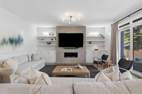 5927 34 Street Sw, Calgary, AB - Indoor Photo Showing Living Room