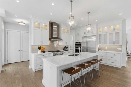 5927 34 Street Sw, Calgary, AB - Indoor Photo Showing Kitchen With Upgraded Kitchen