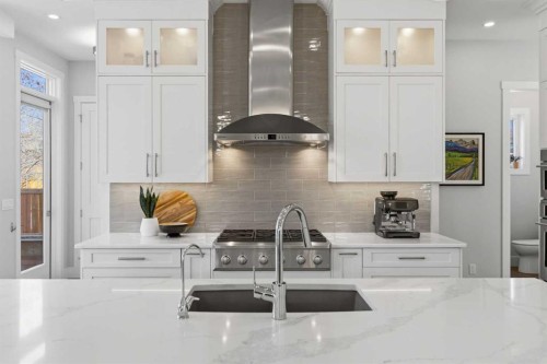 5927 34 Street Sw, Calgary, AB - Indoor Photo Showing Kitchen With Upgraded Kitchen