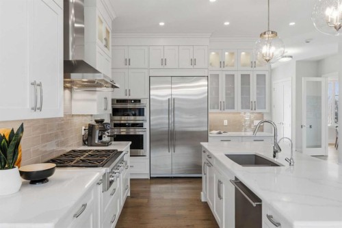 5927 34 Street Sw, Calgary, AB - Indoor Photo Showing Kitchen With Upgraded Kitchen