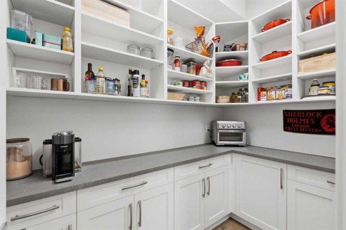 5927 34 Street Sw, Calgary, AB - Indoor With Storage