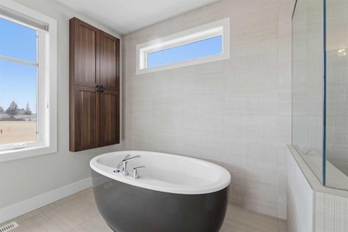 5927 34 Street Sw, Calgary, AB - Indoor Photo Showing Bathroom