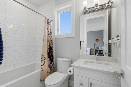 5927 34 Street Sw, Calgary, AB - Indoor Photo Showing Bathroom