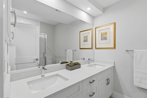 5927 34 Street Sw, Calgary, AB - Indoor Photo Showing Bathroom