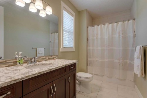 417 29 Avenue Nw, Calgary, AB - Indoor Photo Showing Bathroom