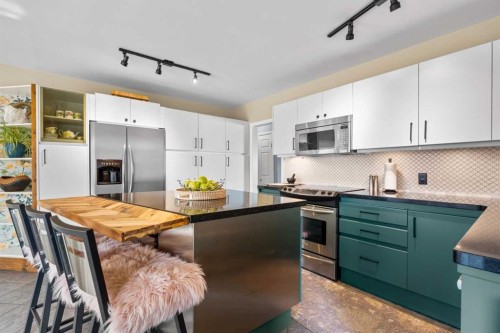 223 45 Street Sw, Calgary, AB - Indoor Photo Showing Kitchen With Upgraded Kitchen