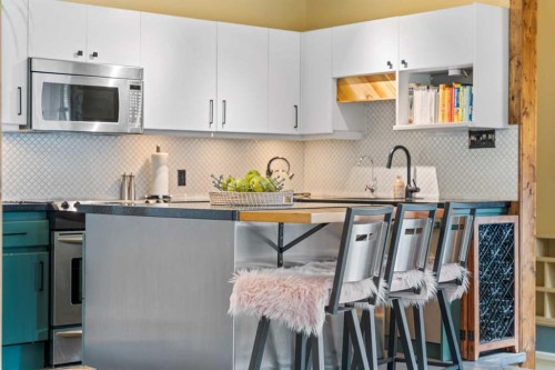 223 45 Street Sw, Calgary, AB - Indoor Photo Showing Kitchen With Upgraded Kitchen
