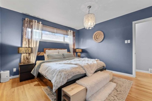 223 45 Street Sw, Calgary, AB - Indoor Photo Showing Bedroom